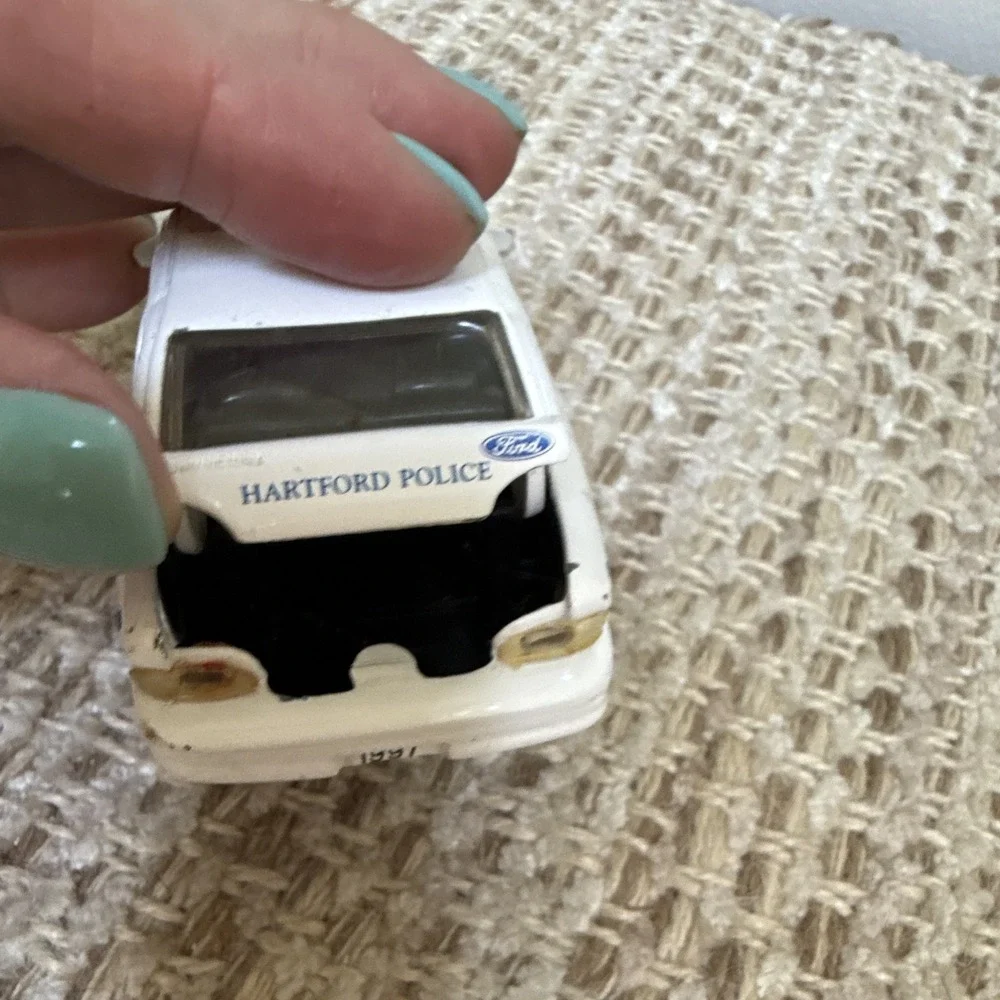 Road Champs Ford Crown Victoria Hartford Police Car 1997 White/Blue Diecast